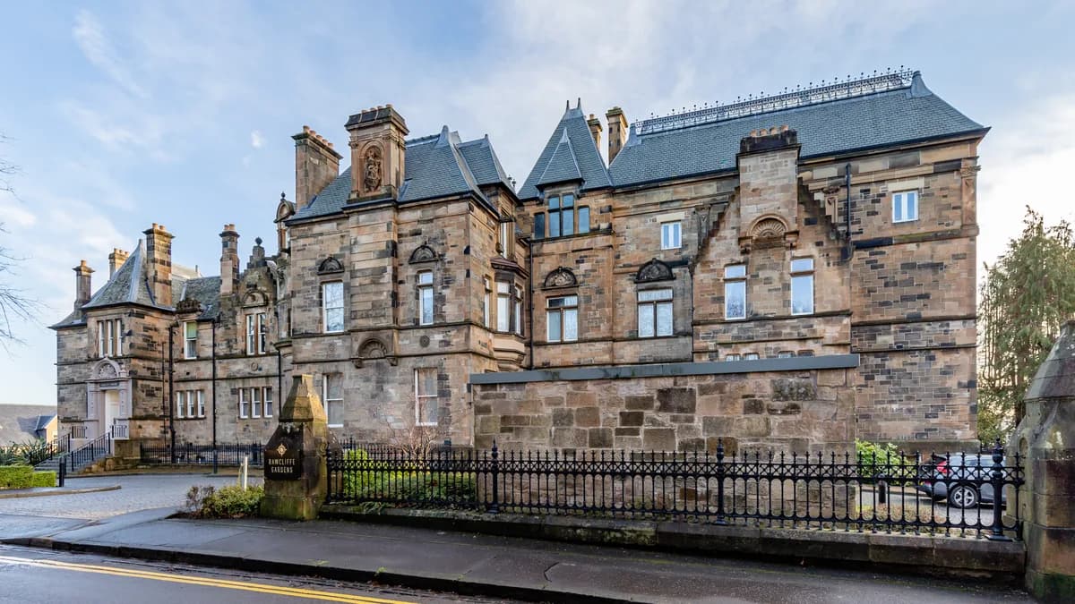 Scottish Company Director Salary vs Dividend 2026/27: The Optimal Mix